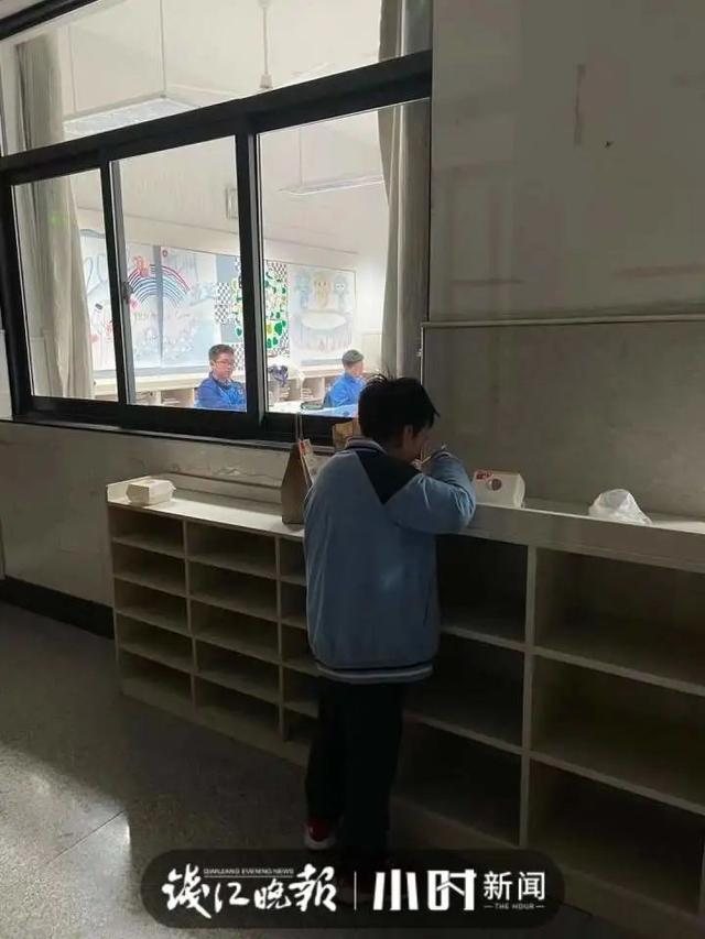 朋友圈里，杭州一位小男孩刷屏：你小小的背影，让人心疼
