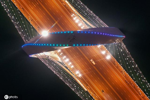 广西“指环大桥”造型奇特灯火迷人 扮靓城市夜色