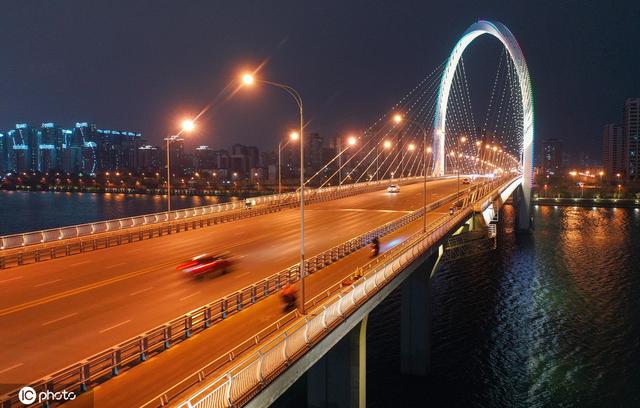 广西“指环大桥”造型奇特灯火迷人 扮靓城市夜色