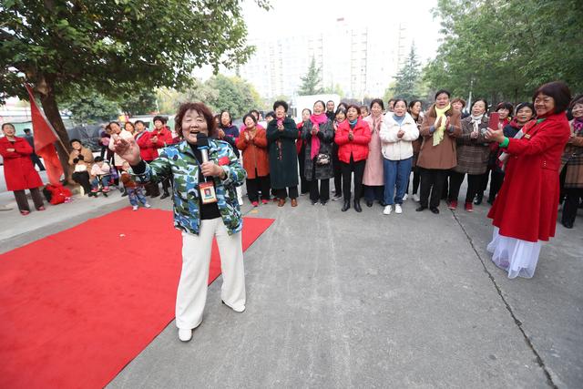 三门峡68岁大妈广场“喊麦”走红，气场强大魔性控场，围观市民：跟着她的节奏走