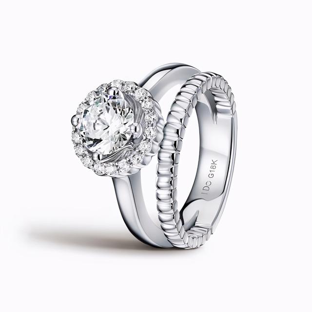 结婚戒指是夫妻的专属物品，两人在戒指上刻什么字好呢