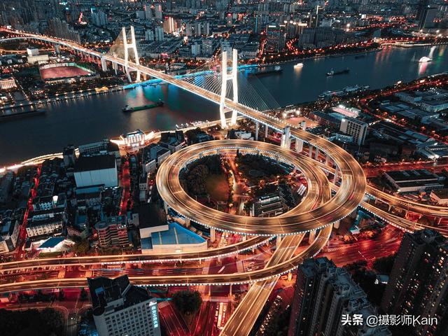 令人震撼的上海夜景，世界级一线城市的繁华，毫不逊色于香港纽约