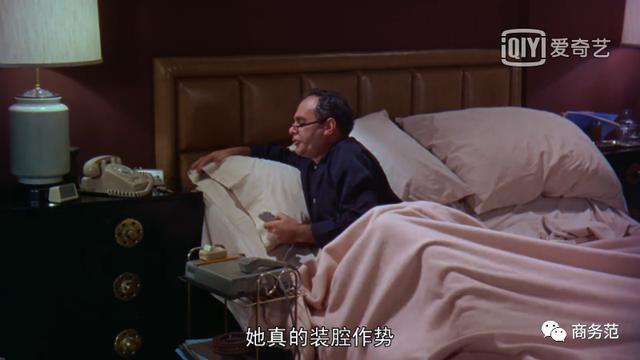 蒂凡尼早餐上映60年：“假名媛”想靠富豪跨越阶层，最终选择爱情
