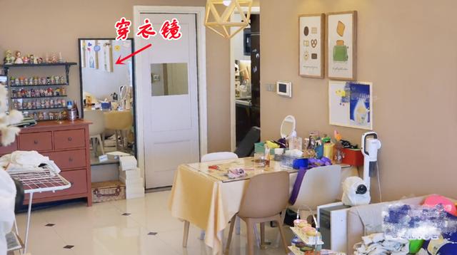 陈小纭北京的家不大，装修也简单，“整理癖”收拾得很有生活气息