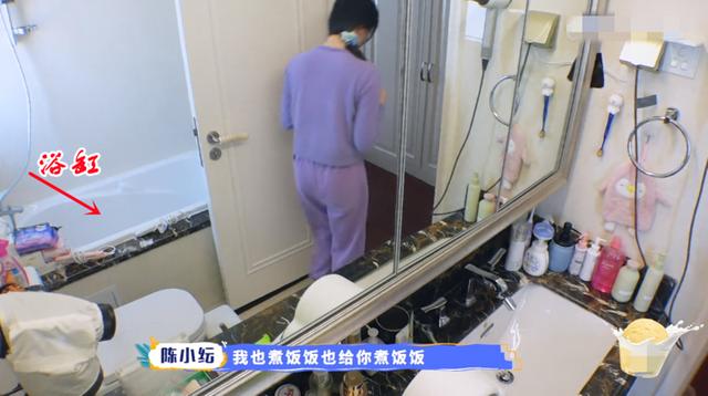 陈小纭北京的家不大，装修也简单，“整理癖”收拾得很有生活气息