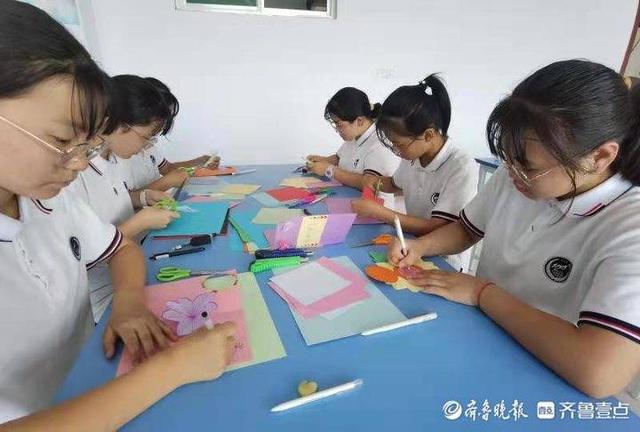 惠民县辛店镇学子绘画、制作贺卡送老师 表达感恩之情