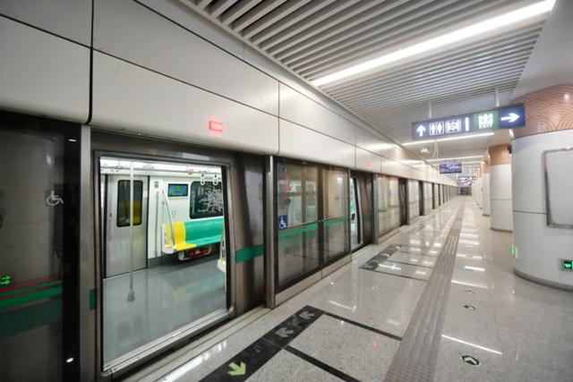 地铁8号线年底实现全线贯通，新车站连通周边商业体，站内装修突出“门观中轴”