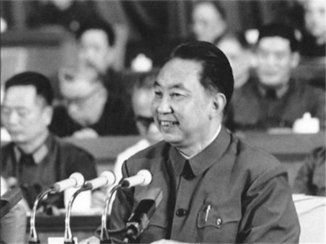 1976年毛主席追悼会上，华国锋致悼词，引得百万群众失声痛哭