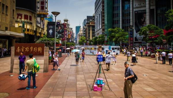 上海商圈往事，道尽全球出圈雄心，但南京路居然缺人，淮海路错在太高雅……