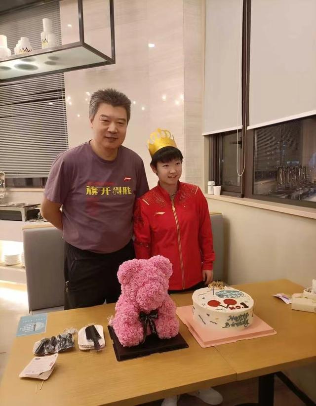国乒奥运冠军孙颖莎21岁生日，球迷用鲜花送祝福，场面令人感动