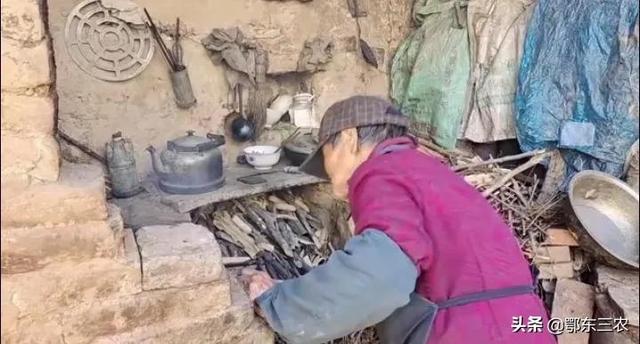 农村87岁老太太，孤独一人生活，住石头房，自种自食，长年没吃肉