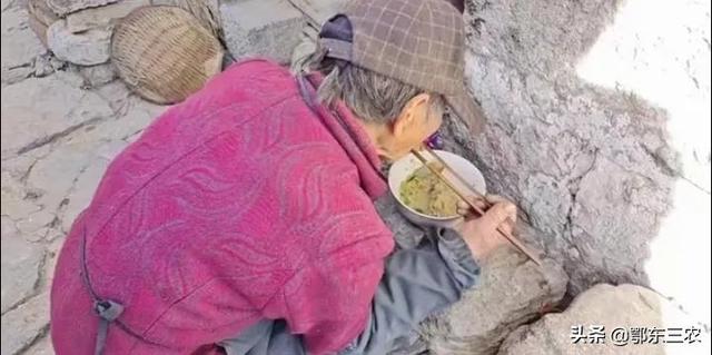 农村87岁老太太，孤独一人生活，住石头房，自种自食，长年没吃肉