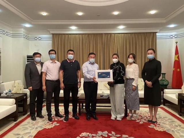 中国驻卡塔尔使馆向穆斯林侨胞发放“斋月慰问包”