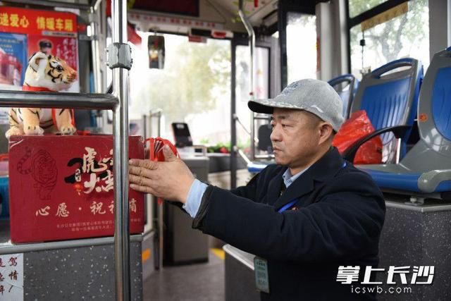 长沙公交车司机自费购新年“福卡”，乘客争相写下新年祝福