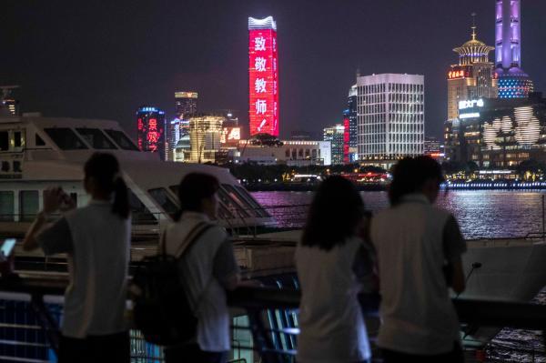 庆祝第37个教师节，上海地标建筑为老师点亮……