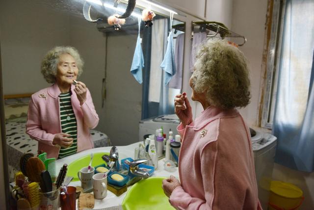 “90多岁了，但我还年轻”，这位奶奶活成了我们都羡慕的样子