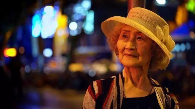“90多岁了，但我还年轻”，这位奶奶活成了我们都羡慕的样子