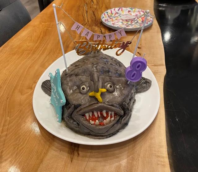 把隔壁小孩都吓哭？日本妈妈做的奇葩生日蛋糕，网友：看完一时我也说不上话…