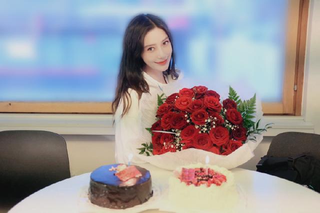 Angelababy晒31岁生日照，玫瑰花配两个蛋糕，所穿衣服格外应景