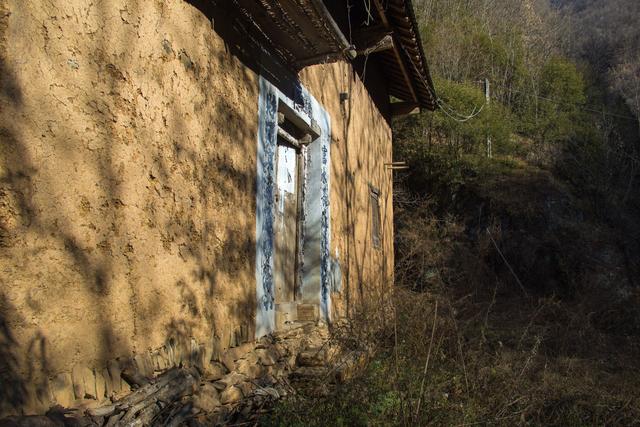 秦岭见天沟的这些老房子，喜庆的氛围离去了，唯有孤独被留了下来