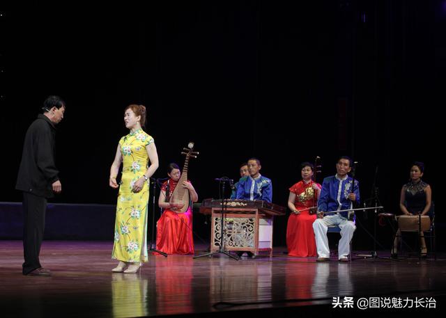 长子鼓书《金镖记和抢毡帽》等节目在潞州剧院表演