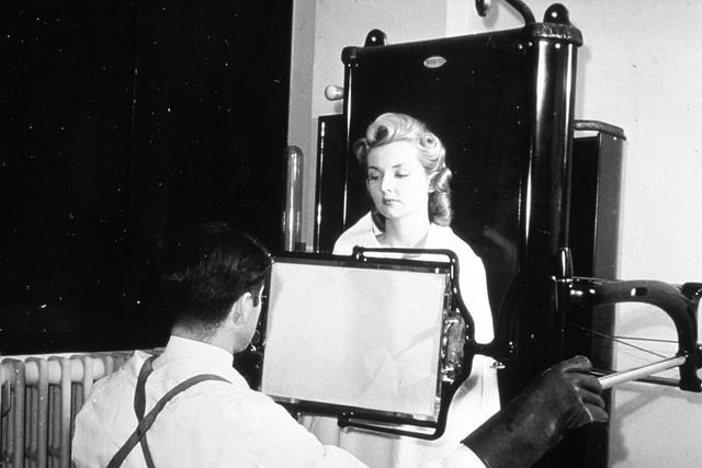 拍X光片时被要求脱光衣服是合理的吗？