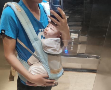 朱珠晒娃，5个月女儿叼安抚奶嘴奶萌可爱，宝宝几个月可以用背带