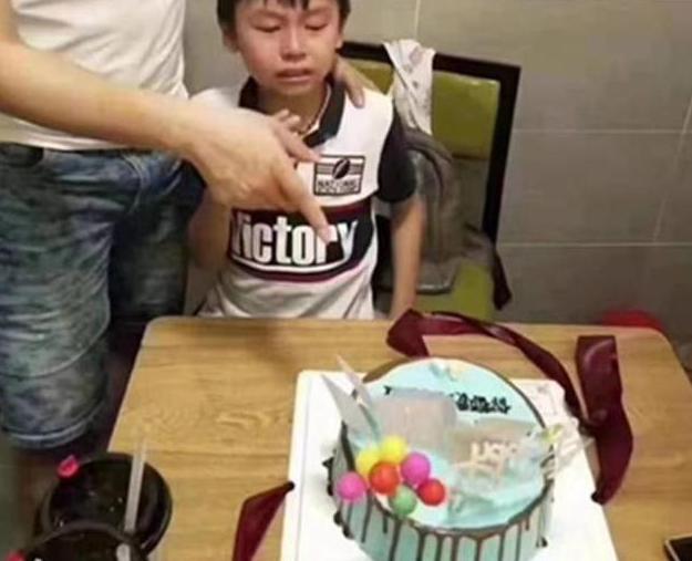 7岁儿子过生日，宝爸准备的蛋糕太无情，只看一眼就想掉眼泪
