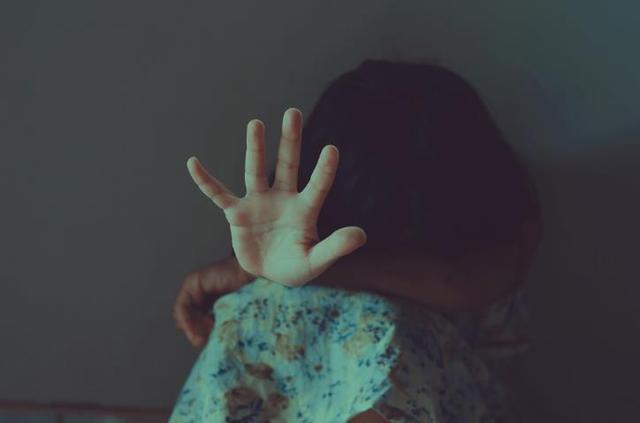 新加坡男子猥亵女儿多年，还强迫儿子性侵醉酒的母亲？被判29年