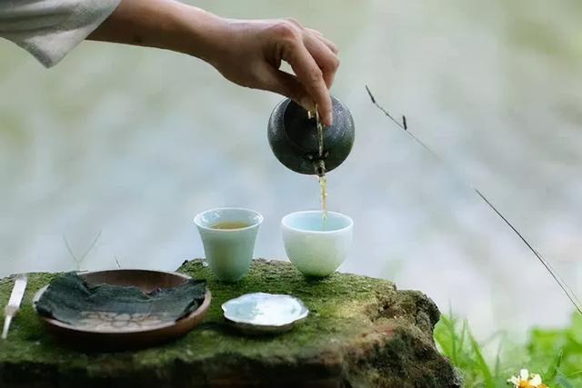八首茶诗，字句中茶香氤氲，品味古代茶友的浪漫