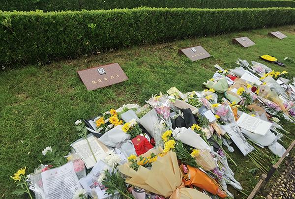 今天是陈延年牺牲94周年纪念日，烈士墓前堆满了鲜花