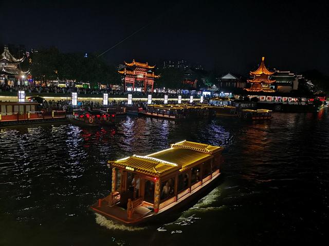用一句话概括秦淮河的夜景，这一句生动贴切文采斐然，太美
