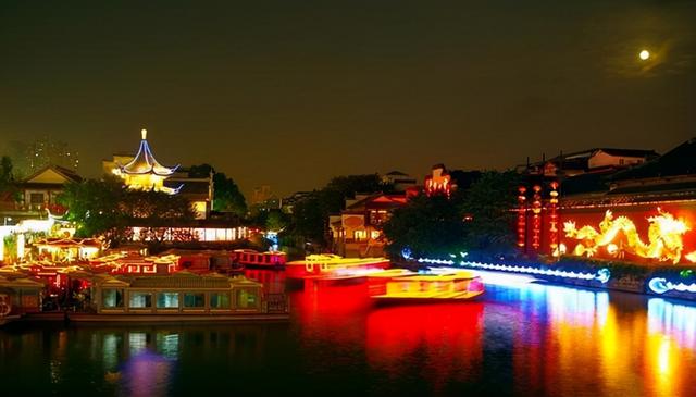 用一句话概括秦淮河的夜景，这一句生动贴切文采斐然，太美