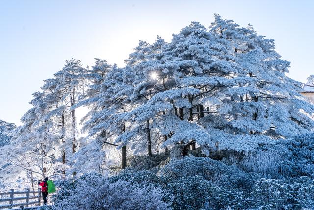 用什么词来形容“冬日的黄山雪景”？