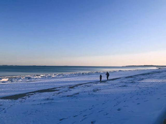 冬季的海边虽冷，但是风景美得让人流连忘返，用照片来定格它的美