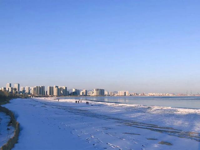 冬季的海边虽冷，但是风景美得让人流连忘返，用照片来定格它的美