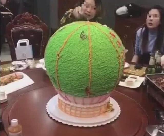 朋友过生日的时候，送上这种恶搞蛋糕，网友：友谊的小船翻了