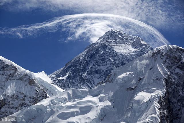 全球变暖珠穆朗玛峰冰川加速融化，登山遇难者尸身暴露