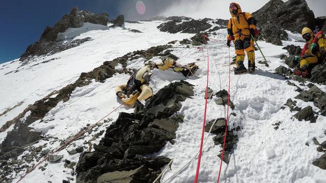 全球变暖珠穆朗玛峰冰川加速融化，登山遇难者尸身暴露