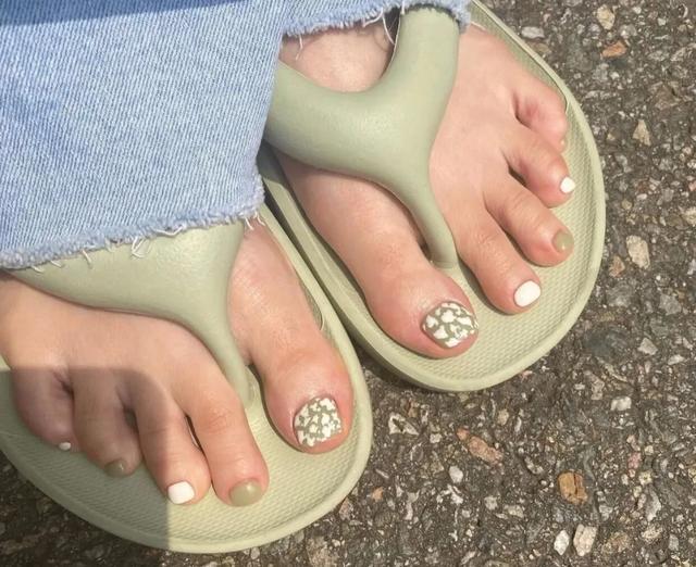 夏天温柔的脚趾美甲，优雅显白，天气回暖脚指甲也要美起来
