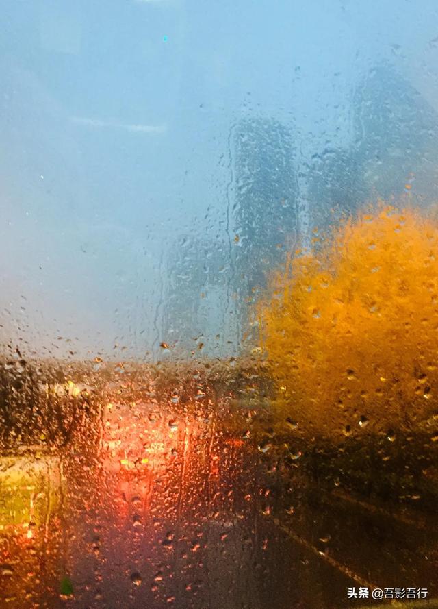 寒风细雨、车水马龙的北京城，宛如一幅绚丽多彩、五彩缤纷的画卷