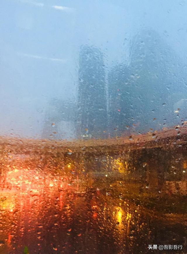 寒风细雨、车水马龙的北京城，宛如一幅绚丽多彩、五彩缤纷的画卷