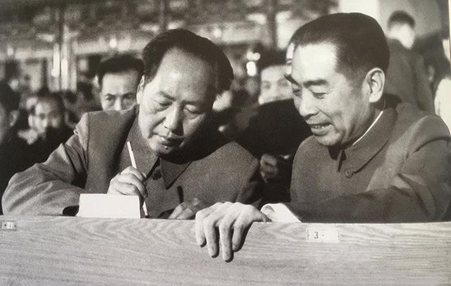 周总理病逝，张玉凤问毛主席是否参加追悼会，主席一句话引人泪奔