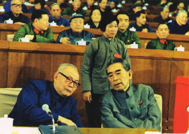 周总理病逝，张玉凤问毛主席是否参加追悼会，主席一句话引人泪奔