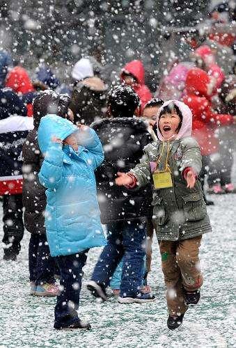 一个小学老师收藏了孩子们的第一场雪，可以周而复始地下