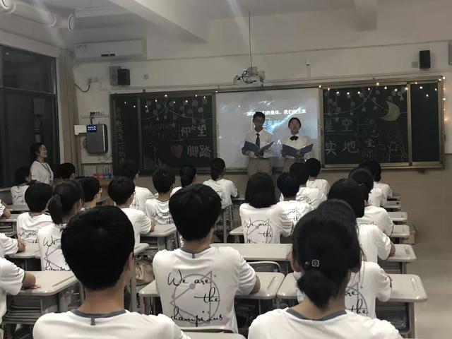 咫尺匠心，润物无声，郑州中学初中部举行班级文化建设巡展活动