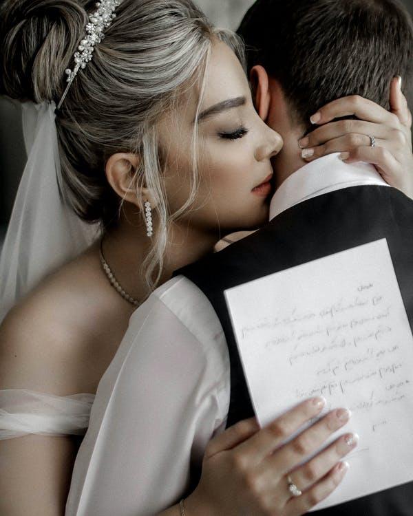 新娘结婚必备——感人高情商的新娘致辞详细范文和注意事项