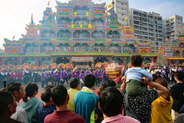 台湾300年罕见的一次拜神活动，来的神仙最多，街头大摆宴席！