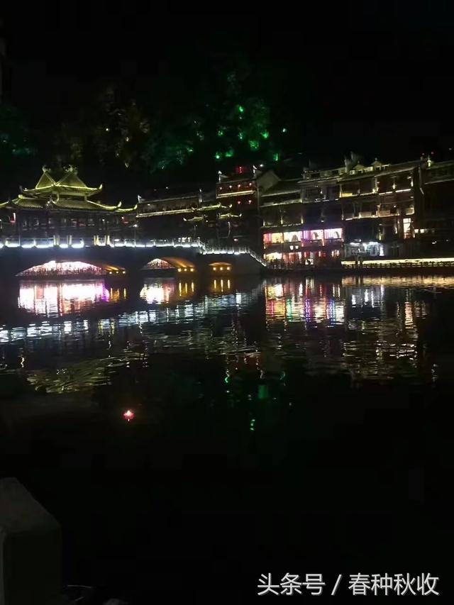 凤凰城之夜妩媚而多情，光影璀璨，灯红酒绿，五光十色，繁华如梦