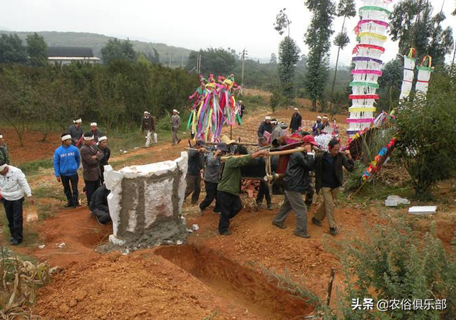 农村传统葬俗，大年初一要祭祀亲人旁边的新坟，下葬还要高声呼龙